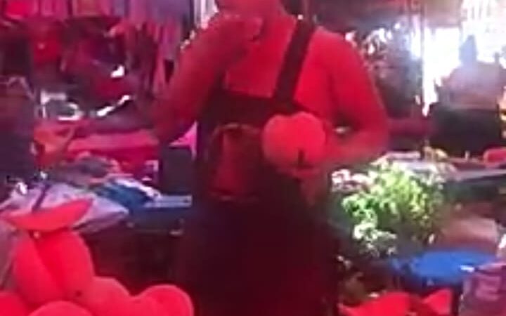 Captan a frutero lamiendo la fruta que da para probar