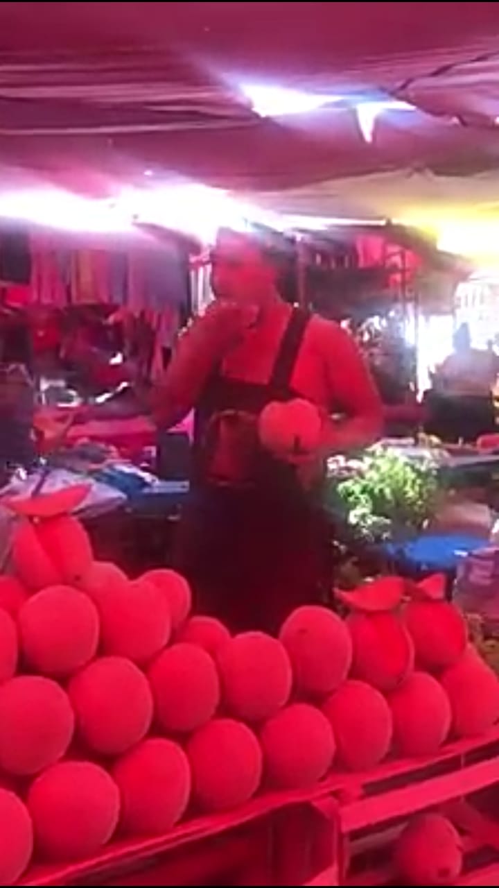 Captan a frutero lamiendo la fruta que da para probar