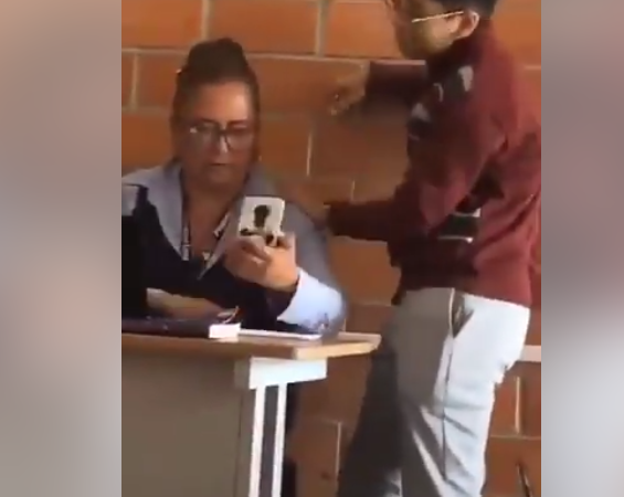 Alumno coquetea a su maestra para salvar el semestre