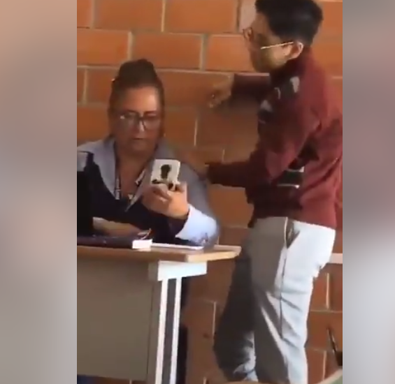 Alumno coquetea a su maestra para salvar el semestre