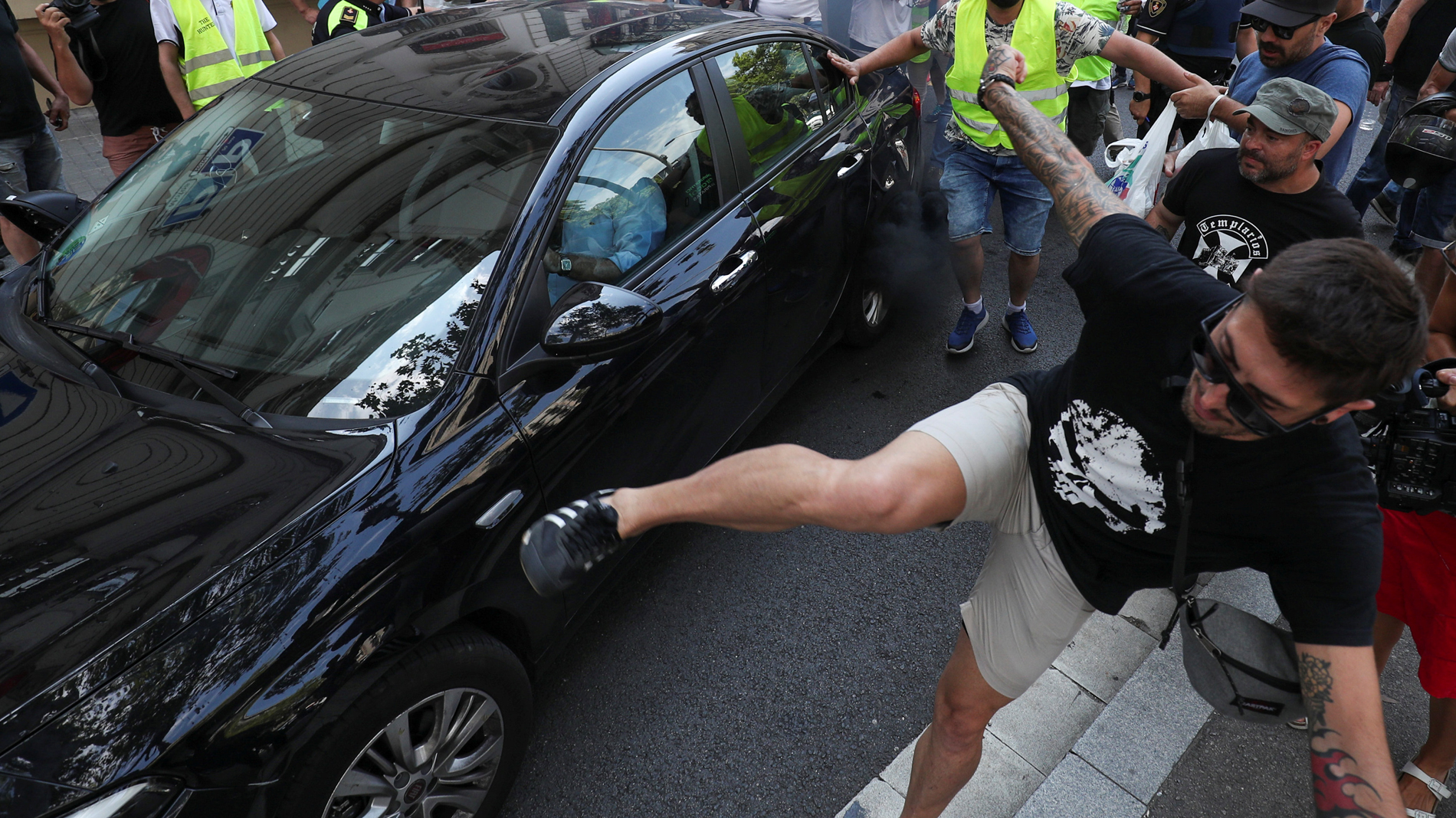 Así golpearon taxistas a chofer de UBER hoy durante bloqueos