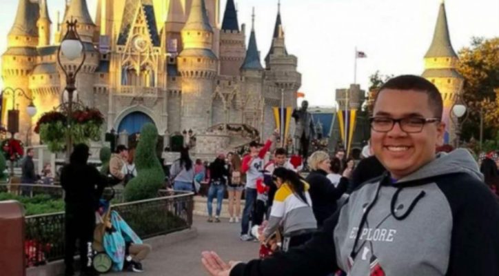 JOVEN VENDE CUPCAKES PARA IR A DISNEY WORLD Y SE LLEVÓ HASTA A LA FAMILIA