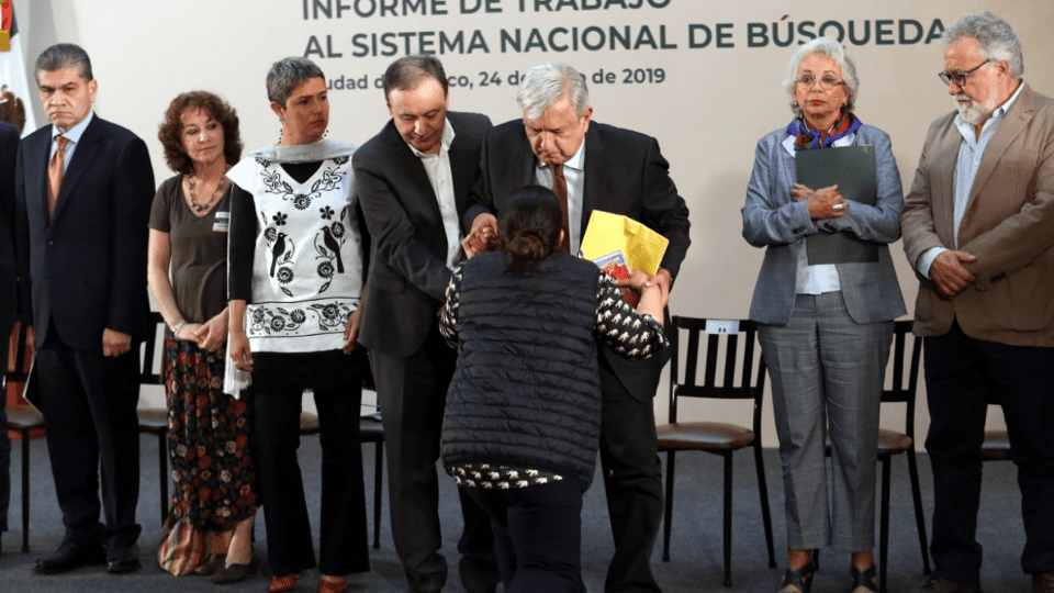Mamá desesperada se arrodilla ante AMLO para pedirle ayuda