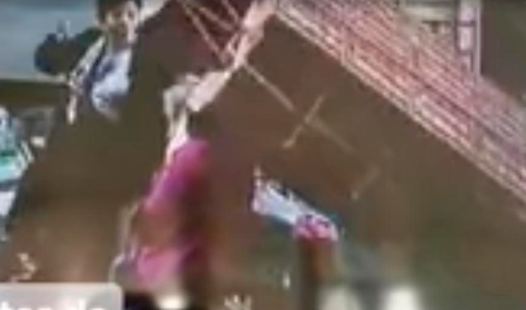Mujer es aplastada en la Central de Abasto por cajas de fruta