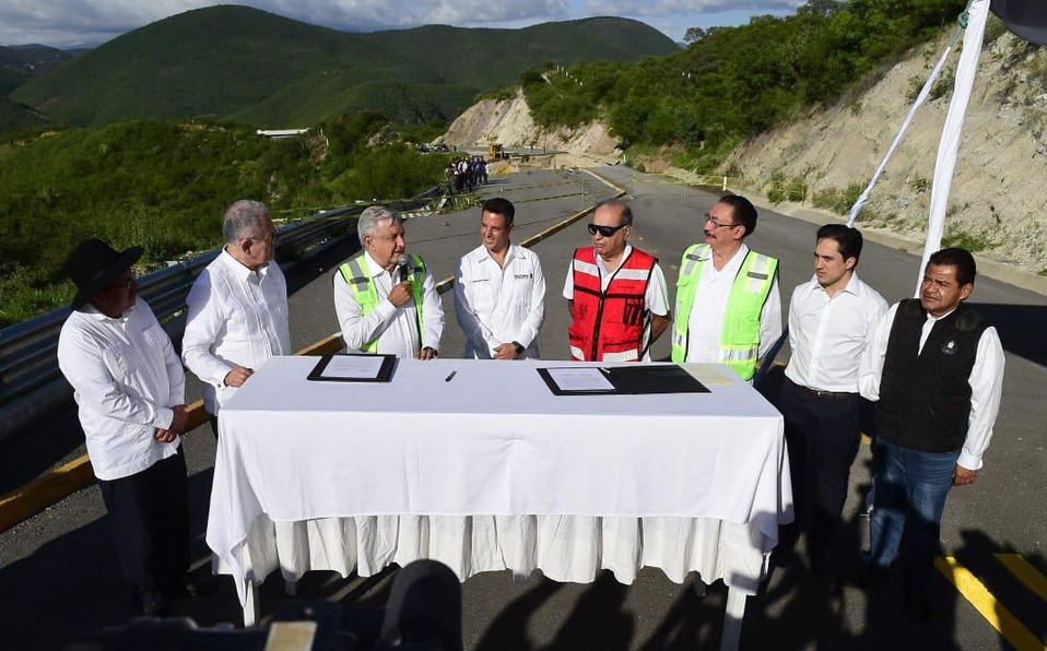 Supervisa AMLO obra “eterna” de Grupo Carso y dice “no es gran ciencia un camino”