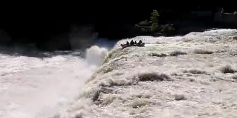 Balsa con 6 personas a bordo cae por una catarata de 9 metros de altura | Vídeo