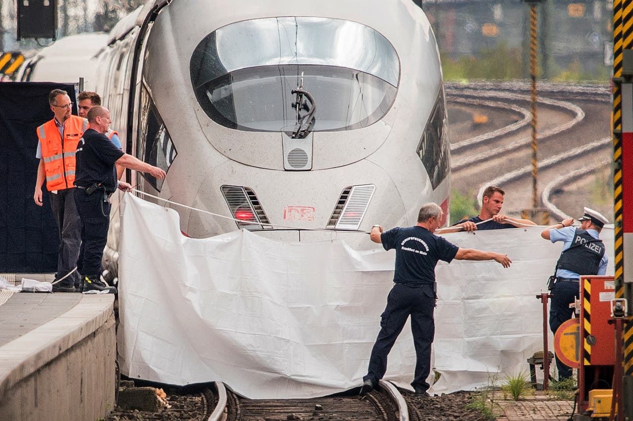 Sociopata aventó a un niño a las vías en Alemania, ahí murió