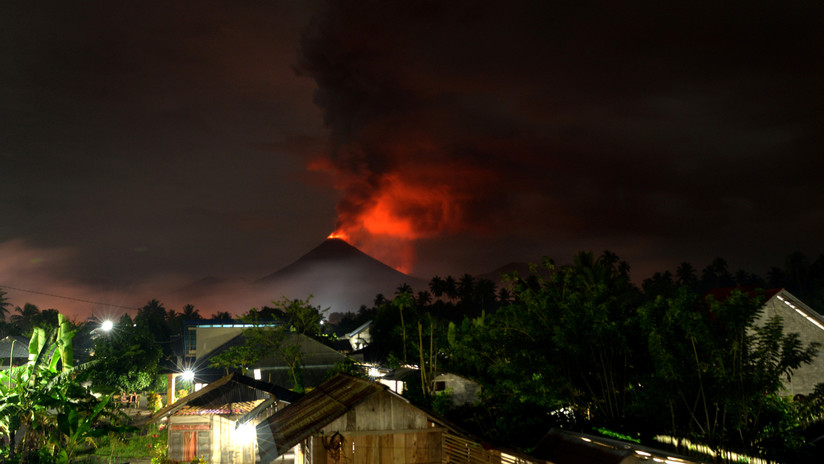 Ciudadanos de Indonecia corren despavoridos cuando volcán entra en erupción