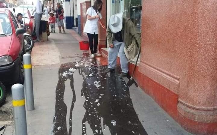 Queman a empleada de óptica por correr a anciano de su local