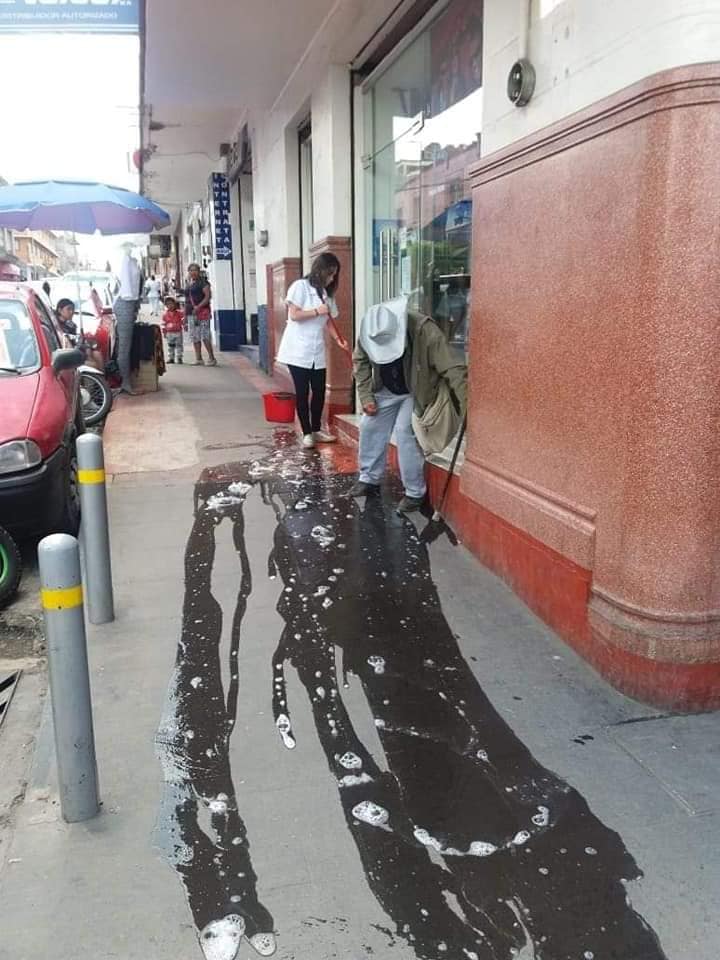 Queman a empleada de óptica por correr a anciano de su local