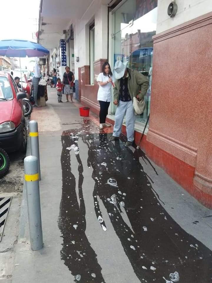 Queman a empleada de óptica por correr a anciano de su local