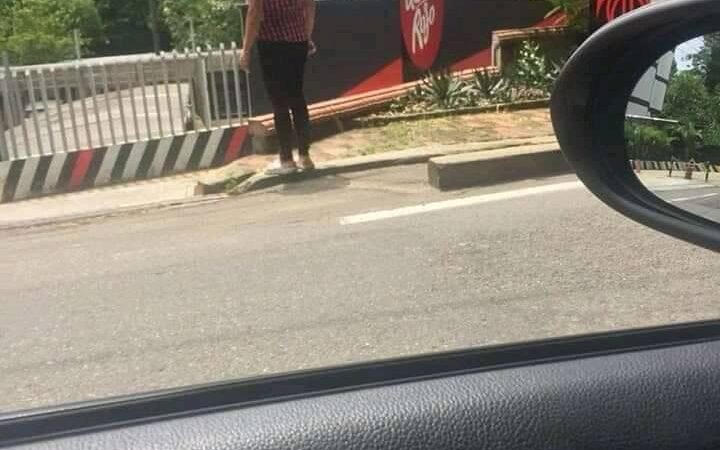 Captan a mujer esperando afuera de Motel a su pareja