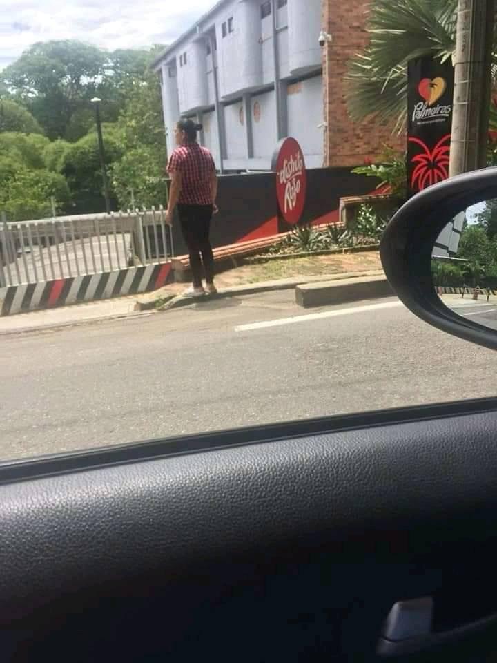 Captan a mujer esperando afuera de Motel a su pareja