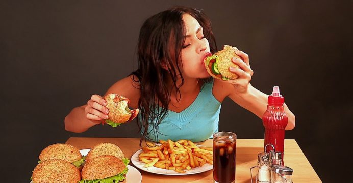 Las Mujeres sólo aceptan salir con los hombres para comer grátis