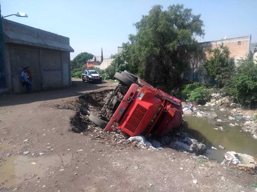 Cae camión torton a una barranca de Ecatepec