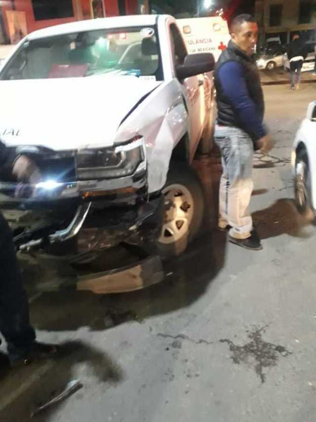 Empleado del ayuntamiento de Ecatepec choca y causa fuerte accidente