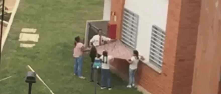 Una familia intenta salvar a un perro de que cayera de un edificio, el perrito los trolea