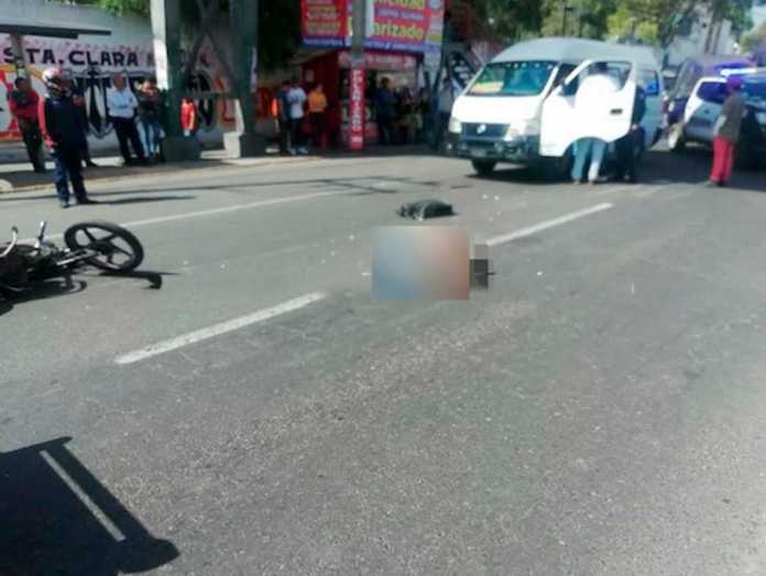 Combi le quita la vida a joven motociclista en la Vía Morelos