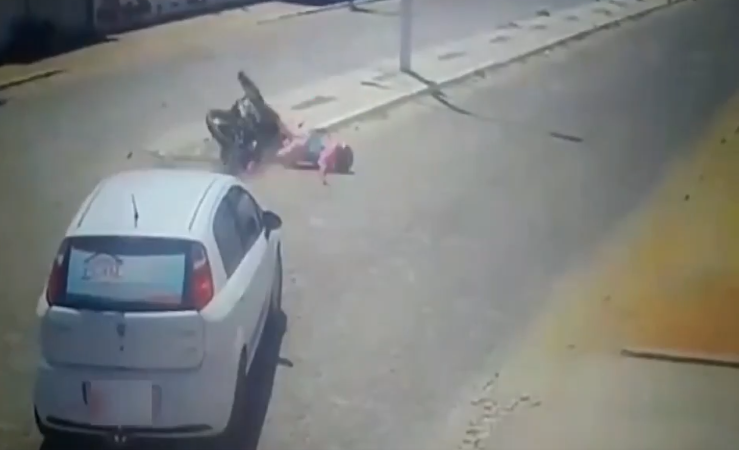Casco le salva la vida dos veces a un motociclista; así paso