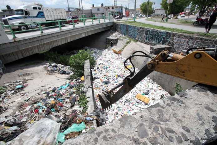 RETIRAN 8 TONELADAS DE PLÁSTICOS EN EL CANAL CARTAGENA, ECATEPEC