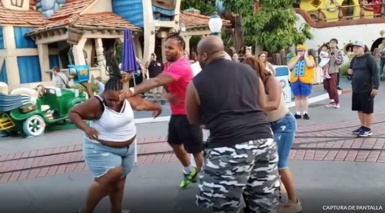 Tres personas enfrentan cargos por pelea en Disneyland