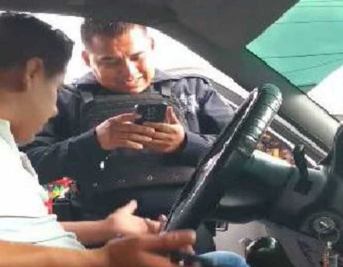 Oficiales de Naucalpan piden y reciben soborno para no multar a conductor