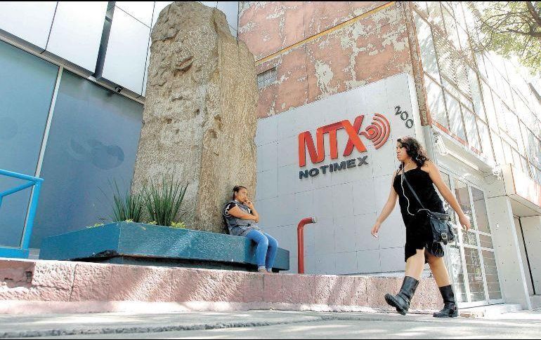 Ex trabajadores de Notimex entregan carta a AMLO