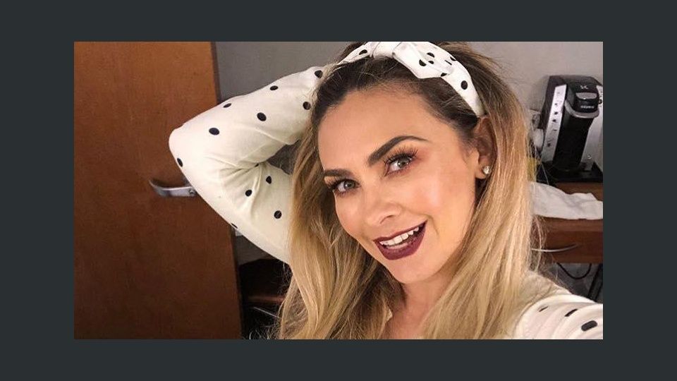 Aracely Arámbula presume su gran busto con una blusa transparente