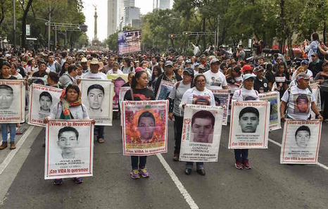 Padres de los estudiantes de Ayotzinapa los buscan en el cuartel militar de Iguala