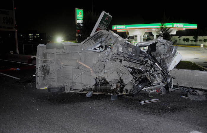 Lacra disparo a chofer de combie y volcaron, 4 muertos, 15 heridos