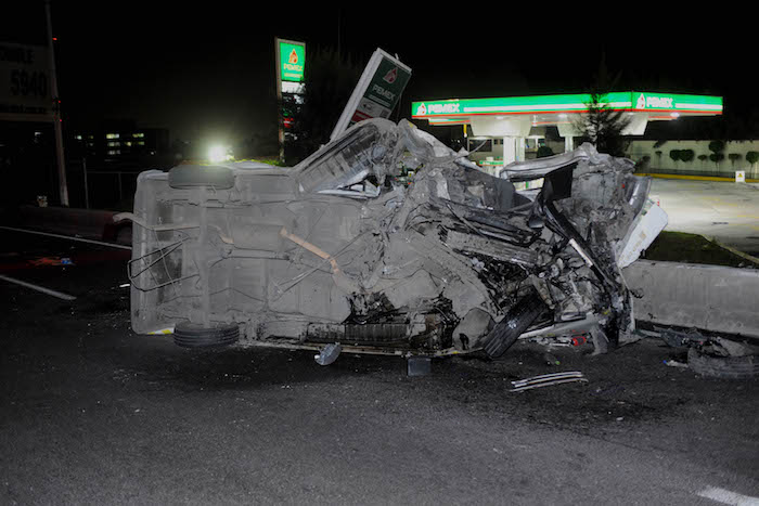 Lacra disparo a chofer de combie y volcaron, 4 muertos, 15 heridos