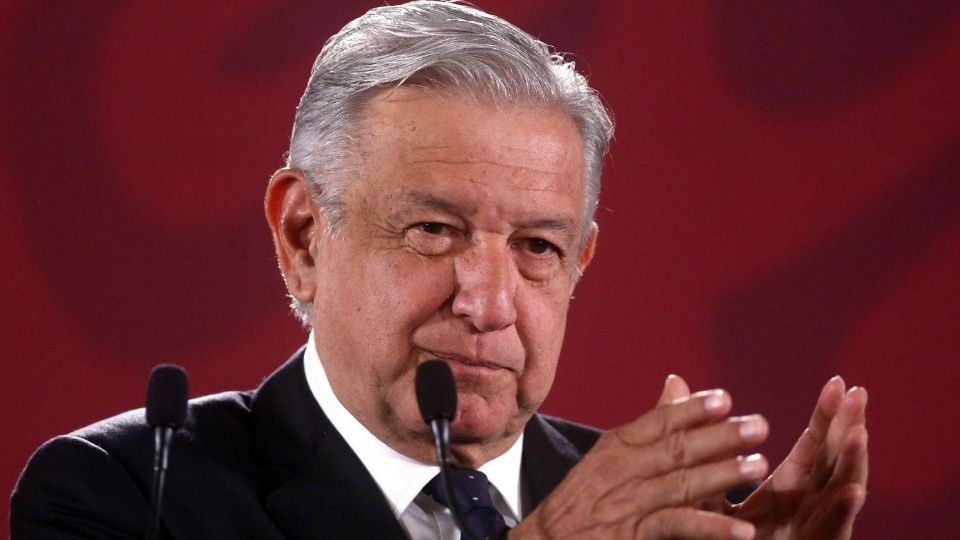 Funcionarios que ganan +$500 mil son corruptos: AMLO