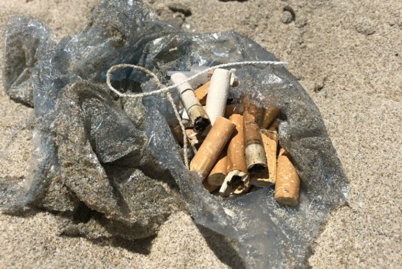 Colillas de cigarros contaminan más que los popotes en el mar