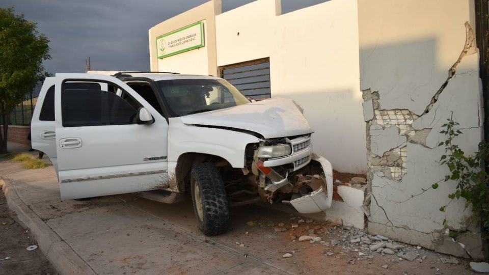 Un conductor perdió el control y se estampó contra una barda