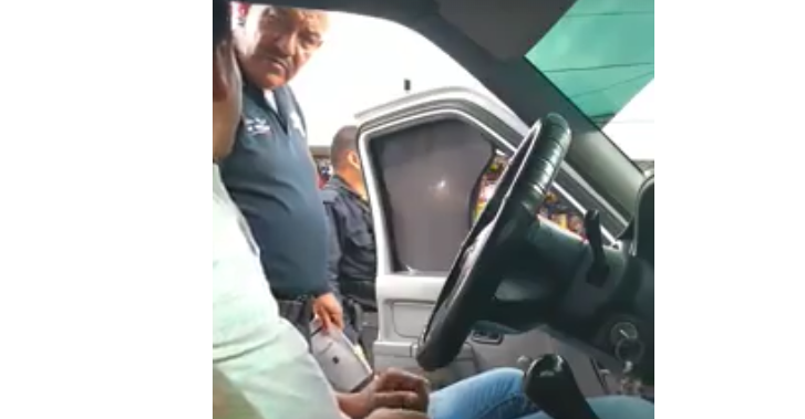 “Guárdame tus 80 varos”, policía a chofer de combie