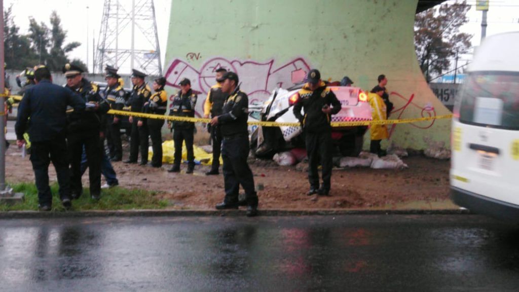 A toda velocidad mueren dos policías, uno proyectado, otro prensado