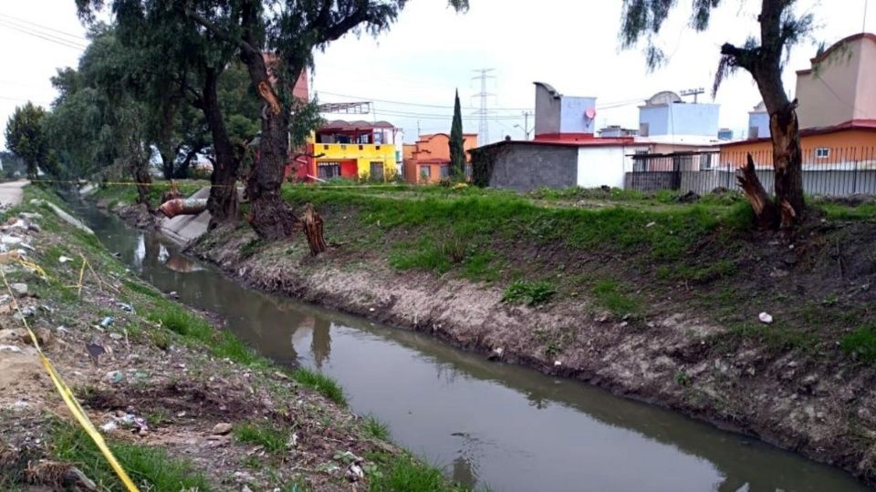 Hallan cadáver de un hombre muerto en canal de Cuautitlán Izcalli
