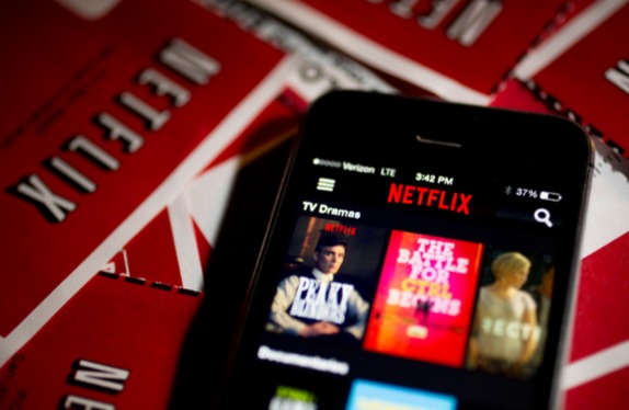 ¿PUBLICIDAD? NETFLIX PODRÍA UTILIZAR ESTA ESTRATEGIA DE DOBLE FILO