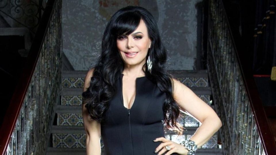 Maribel Guardia juega en sexy bikini con su nieto en la playa