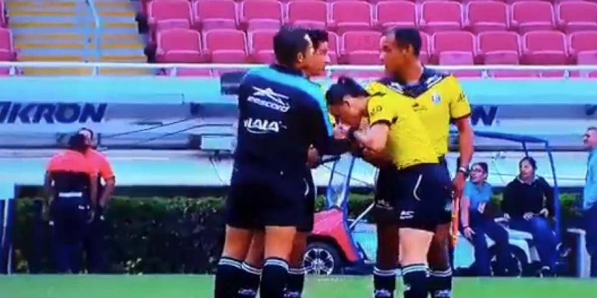 Video Mujer Arbitro Besa Mano De Companeros En La Liga Mx Femenil