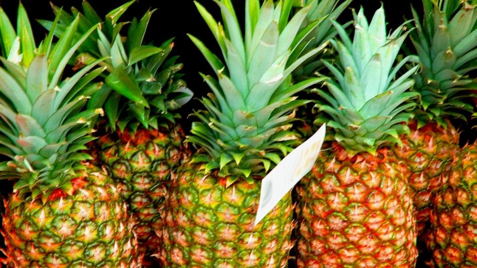 Los increíbles beneficios de la cáscara de piña que ya nunca la tirarás a la basura