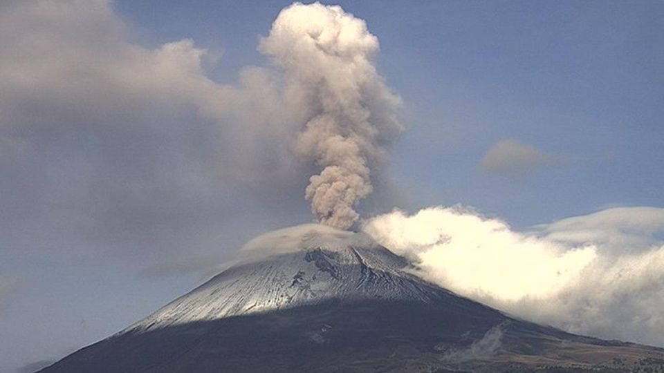 Se registra nueva explosión del volcán Popocatepetl con columna de 8 kms