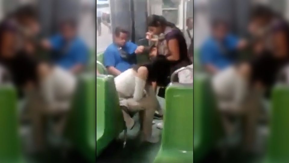 Una joven regala sus tenis a mujer indígena descalza en el Metro de la CDMX