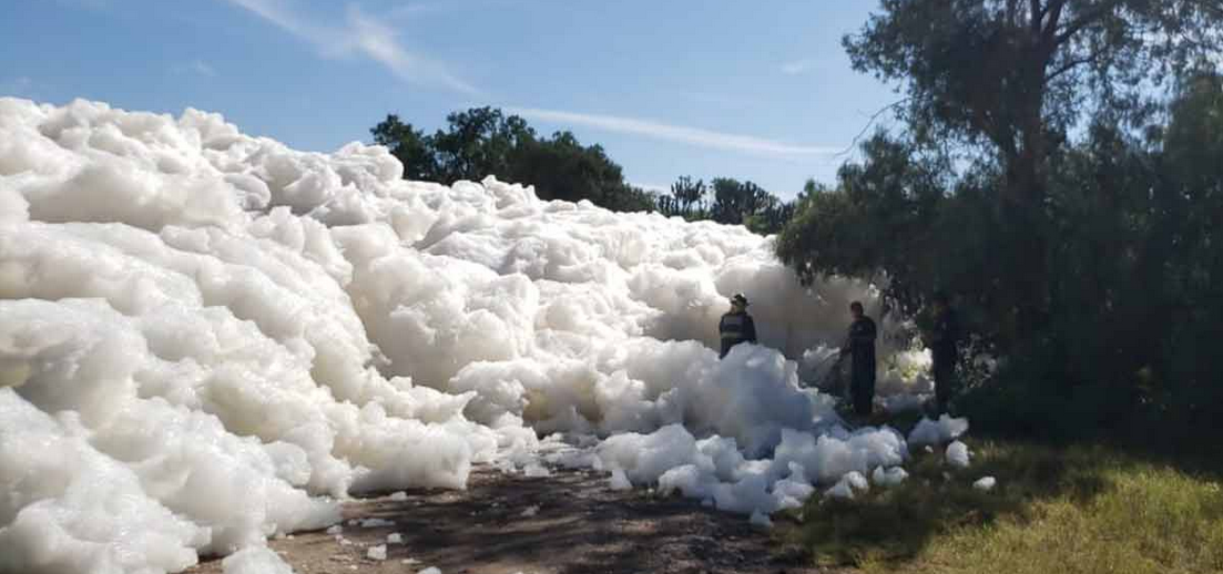 Así luce la enorme espuma tóxica que se ‘tragó’ a un hombre en Puebla