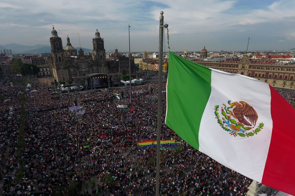 Personas asisten al AMLOFest en el Zócalo y como para que?