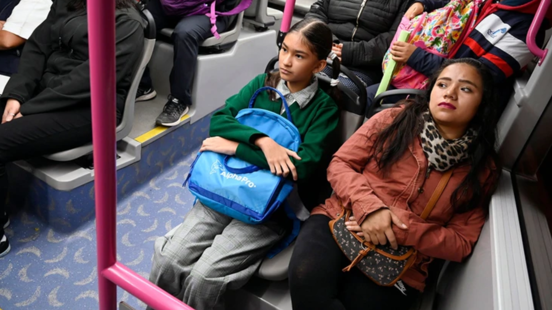 Estrena chica de secundaria uniforme neutro en México