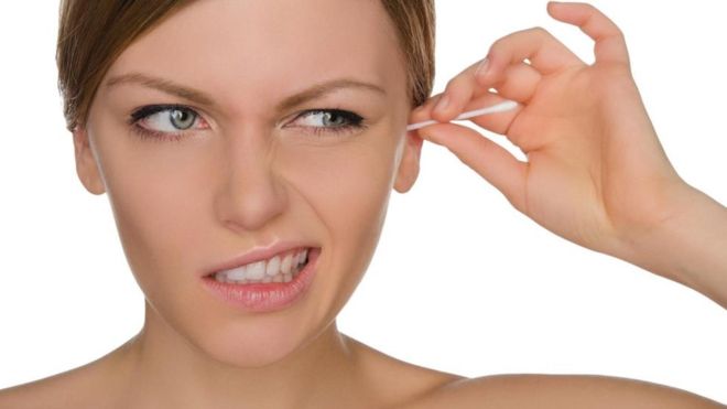 ¿Por qué es peligroso limpiarse los oídos con cotonetes y cómo debe hacerse correctamente?