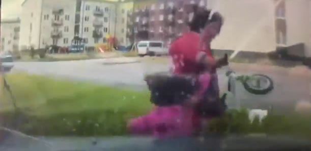 Hombre drogado atropella a una abuelita y su nieta en Rusia | VIDEO
