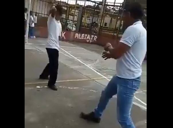 Vídeo | Apenas entró a clases y ya intentó matar a su profesor