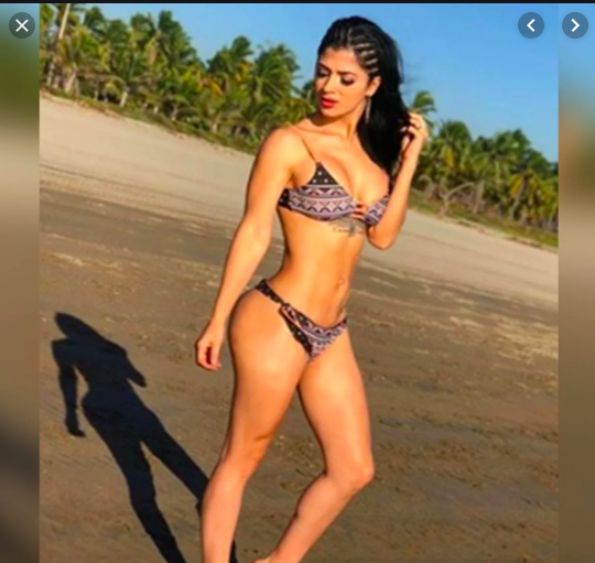 Alma Cero le enseña a Kimberly Flores que ella está más chida en Bikini